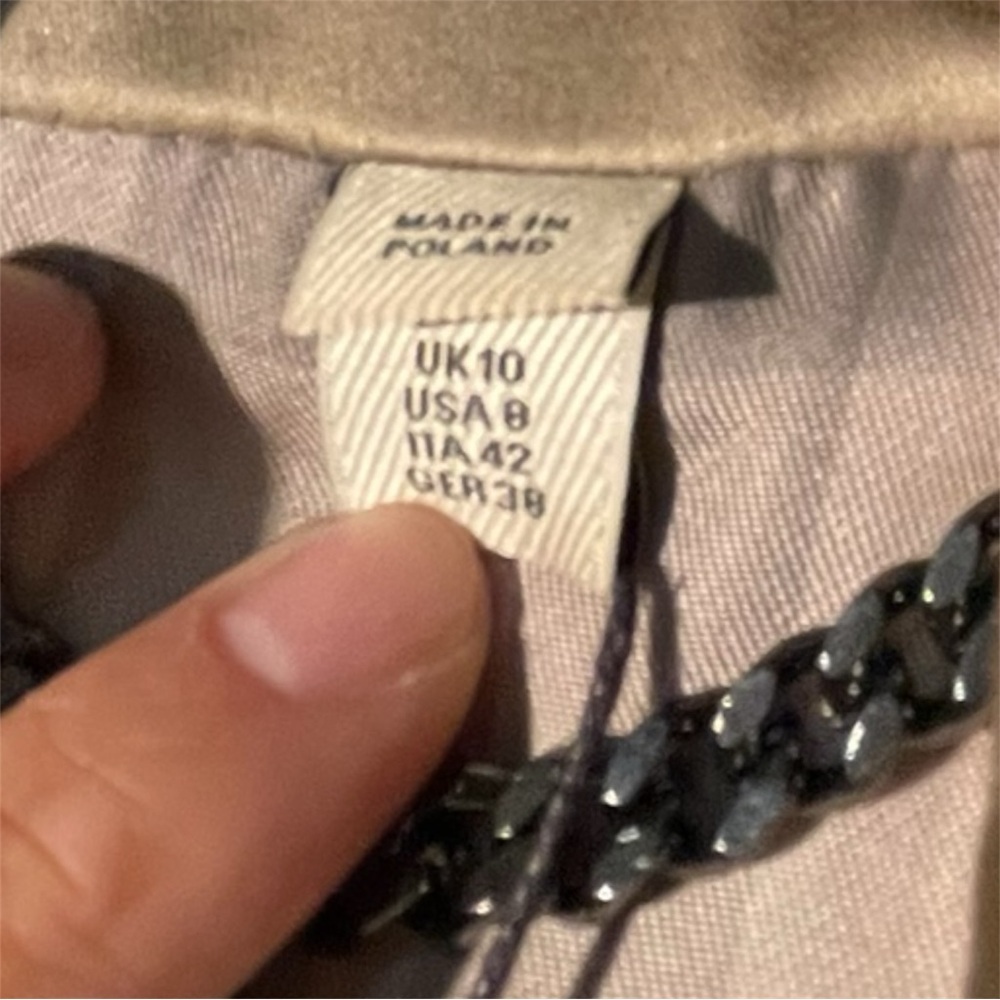 Burberry Light Beige Double-Breasted Trench Coat with Black Buttons - Picture 7 of 9